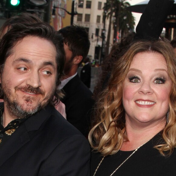 Ben Falcone et sa femme Melissa McCarthy à la première de "CHIPS" au théâtre Chinois à Hollywood, le 20 mars 2017.