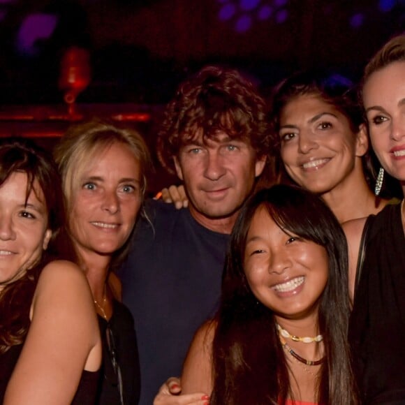 Exclusif - Prix Spécial - No Web - Laeticia Hallyday avec sa fille Jade et ses amis Hortense d'Estève, Marie Poniatowski et son mari Pierre Rambaldi lors de la soirée d'ouverture du St-Barth Family Festival 2019 au restaurant "Le Ti' St Barth" sur l'île de Saint-Barthélemy, Antilles française, France, le 8 août 2019. © Xavier Merchet-Thau/PhotoStBarth/Bestimage  No Web pour la Belgique et la Suisse08/08/2019 - Saint-Barthélemy