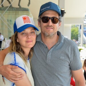 Exclusif - Marion Cotillard et son compagnon Guillaume Canet dans la tente VIP lors du Longines Paris Eiffel Jumping au Champ de Mars à Paris, le samedi 6 juillet 2019. © Veeren Ramsamy/Bestimage