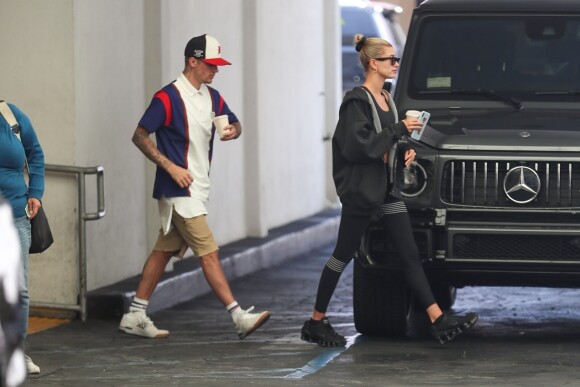 Justin et Hailey Bieber (Baldwin) sont de retour de leur promenade à Beverly Hills, le 19 août 2019.