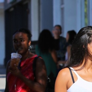 Christina Milian enceinte discute avec des fans venus acheter des beignets au Beignet Box food truck à Studio City, Los Angeles, le 21 août 2019