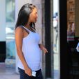 Christina Milian enceinte discute avec des fans venus acheter des beignets au Beignet Box food truck à Studio City, Los Angeles, le 21 août 2019