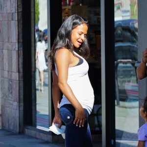 Christina Milian enceinte discute avec des fans venus acheter des beignets au Beignet Box food truck à Studio City, Los Angeles, le 21 août 2019