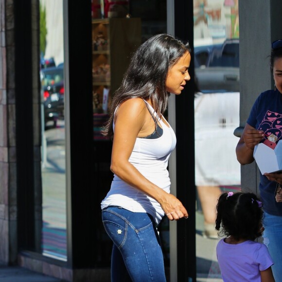 Christina Milian enceinte discute avec des fans venus acheter des beignets au Beignet Box food truck à Studio City, Los Angeles, le 21 août 2019