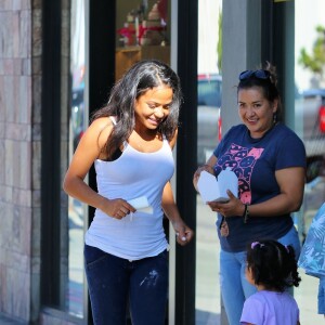 Christina Milian enceinte discute avec des fans venus acheter des beignets au Beignet Box food truck à Studio City, Los Angeles, le 21 août 2019