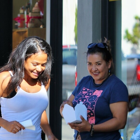 Christina Milian enceinte discute avec des fans venus acheter des beignets au Beignet Box food truck à Studio City, Los Angeles, le 21 août 2019