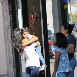 Christina Milian enceinte discute avec des fans venus acheter des beignets au Beignet Box food truck à Studio City, Los Angeles, le 21 août 2019