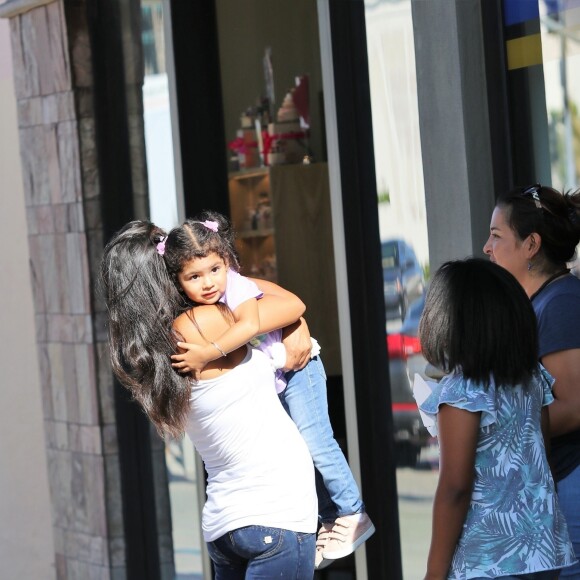 Christina Milian enceinte discute avec des fans venus acheter des beignets au Beignet Box food truck à Studio City, Los Angeles, le 21 août 2019