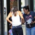 Christina Milian enceinte discute avec des fans venus acheter des beignets au Beignet Box food truck à Studio City, Los Angeles, le 21 août 2019 B