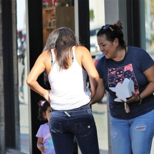 Christina Milian enceinte discute avec des fans venus acheter des beignets au Beignet Box food truck à Studio City, Los Angeles, le 21 août 2019 B