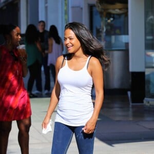 Christina Milian enceinte discute avec des fans venus acheter des beignets au Beignet Box food truck à Studio City, Los Angeles, le 21 août 2019