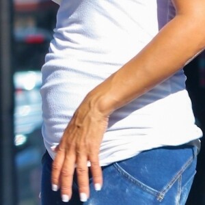 Christina Milian enceinte discute avec des fans venus acheter des beignets au Beignet Box food truck à Studio City, Los Angeles, le 21 août 2019
