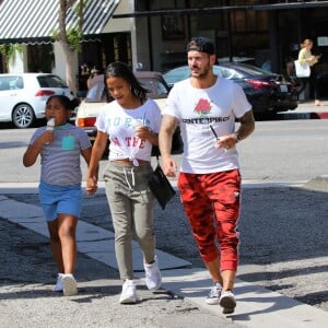 Matt Pokora, sa compagne Christina Milian enceinte et sa fille Violet Nash - Enceinte et radieuse, C.Milian se rend au glacier McConnell avec compagnon M.Pokora et sa fille V.Nash pour le goûter après avoir acheté des vêtements pour bébés. La chanteuse 'Dip it Low' et son compagnon ont annoncé sa grossesse la semaine dernière via Instagram. C'est le premier enfant du couple et le premier enfant de M.Pokora. Los Angeles, le 3 août 2019.