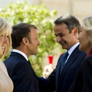 La première dame Brigitte Macron, le président Emmanuel Macron, Kyriakos Mitsotakis, premier ministre de la République Hellénique et sa femme Mareva Grabowski - Le président de la République française reçoit le premier ministre de la République Hellénique au palais de l'Elysée à Paris le 22 août 2019. © JB Autissier / Panoramic / Bestimage