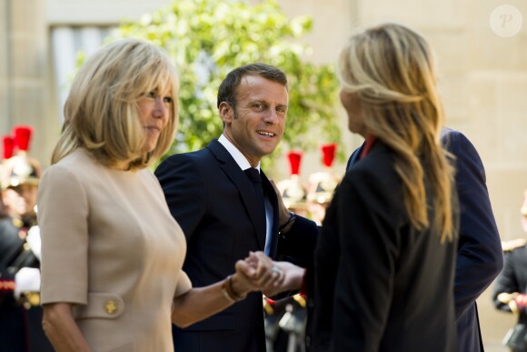 La première dame Brigitte Macron, le président Emmanuel Macron, Kyriakos Mitsotakis, premier ministre de la République Hellénique et sa femme Mareva Grabowski - Le président de la République française reçoit le premier ministre de la République Hellénique au palais de l'Elysée à Paris le 22 août 2019. © JB Autissier / Panoramic / Bestimage