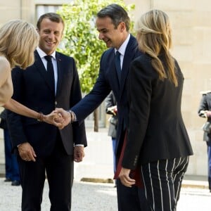 La première dame Brigitte Macron, le président Emmanuel Macron, Kyriakos Mitsotakis, premier ministre de la République Hellénique et sa femme Mareva Grabowski - Le président de la République française reçoit le premier ministre de la République Hellénique au palais de l'Elysée à Paris le 22 août 2019. © JB Autissier / Panoramic / Bestimage