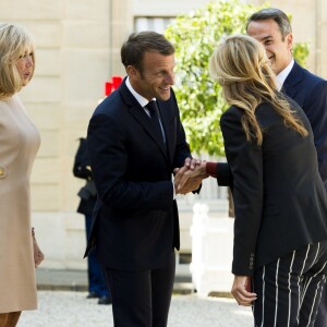 La première dame Brigitte Macron, le président Emmanuel Macron, Kyriakos Mitsotakis, premier ministre de la République Hellénique et sa femme Mareva Grabowski - Le président de la République française reçoit le premier ministre de la République Hellénique au palais de l'Elysée à Paris le 22 août 2019. © JB Autissier / Panoramic / Bestimage