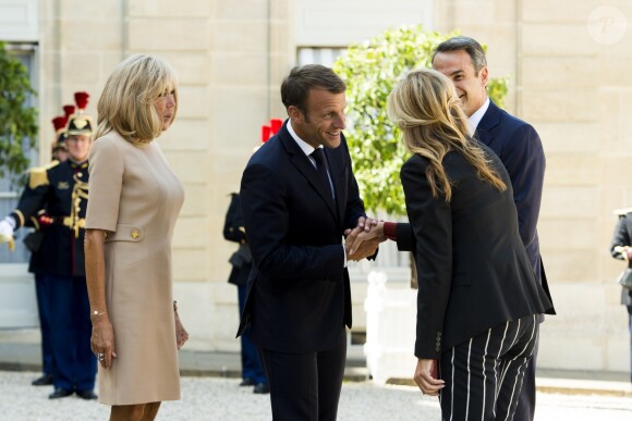 La première dame Brigitte Macron, le président Emmanuel Macron, Kyriakos Mitsotakis, premier ministre de la République Hellénique et sa femme Mareva Grabowski - Le président de la République française reçoit le premier ministre de la République Hellénique au palais de l'Elysée à Paris le 22 août 2019. © JB Autissier / Panoramic / Bestimage