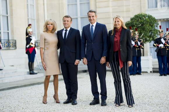 La première dame Brigitte Macron, le président Emmanuel Macron, Kyriakos Mitsotakis, premier ministre de la République Hellénique, Mareva Grabowski - Le président de la République française reçoit le premier ministre de la République Hellénique au palais de l'Elysée à Paris le 22 août 2019. © JB Autissier / Panoramic / Bestimage
