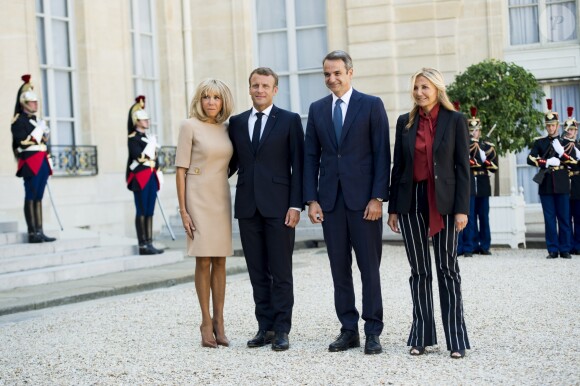 La première dame Brigitte Macron, le président Emmanuel Macron, Kyriakos Mitsotakis, premier ministre de la République Hellénique, Mareva Grabowski - Le président de la République française reçoit le premier ministre de la République Hellénique au palais de l'Elysée à Paris le 22 août 2019. © JB Autissier / Panoramic / Bestimage