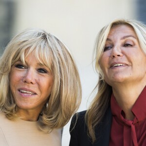 La première dame Brigitte Macron, Mareva Grabowski, la femme de Kyriakos.Mitsotakis, premier ministre de la République Hellénique - Le président de la République et la première dame raccompagnent le premier ministre de la république Hellénique après un entretien à l'Elysée le 22 août 2019. © JB Autissier / Panoramic / Bestimage