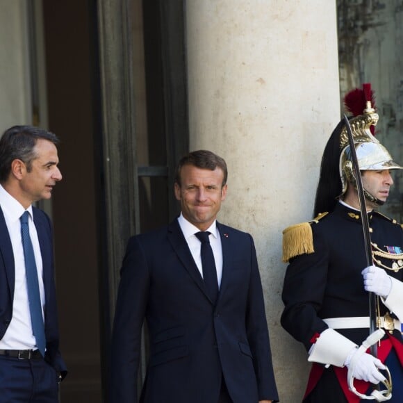 Kyriakos Mitsotakis, premier ministre de la République Hellénique, le président Emmanuel Macron - Le président de la République et la première dame raccompagnent le premier ministre de la république Hellénique après un entretien à l'Elysée le 22 août 2019. © JB Autissier / Panoramic / Bestimage