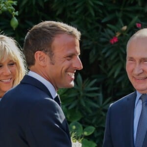 Le président de la République française Emmanuel Macron, sa femme la Première Dame Brigitte Macron et le président de la Russie Vladimir Poutine - Le président de la République française reçoit le président de la fédération de Russie au fort de Brégançon, à Bormes-les-Mimosas, France, le 19 août 2019.