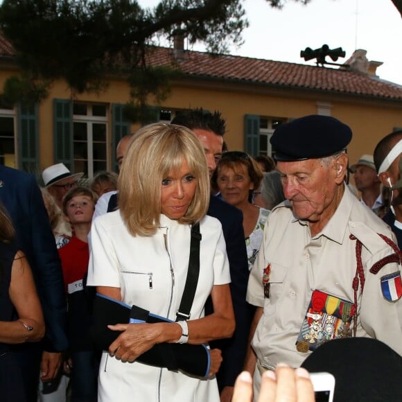 Emmanuel Macron, président de la République Française, et la Première dame Brigitte Macron (avec une attelle au bras droit) arrivent à la mairie de Bormes-les-Mimosas où ils sont accueillis par François Arizzi (maire de Bormes-les-Mimosas) lors de la cérémonie de commémoration du 75ème anniversaire de la libération de la ville de Bormes-les-Mimosas, le 17 août 2019. © Dominique Jacovides/Bestimage