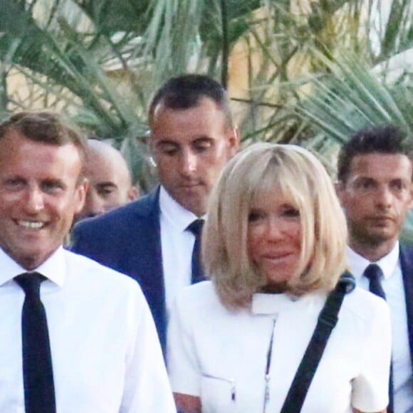 Emmanuel Macron, président de la République Française, et la Première dame Brigitte Macron (avec une attelle au bras droit) arrivent à la mairie de Bormes-les-Mimosas où ils sont accueillis par François Arizzi (maire de Bormes-les-Mimosas) lors de la cérémonie de commémoration du 75ème anniversaire de la libération de la ville de Bormes-les-Mimosas, le 17 août 2019. © Luc Boutria/Nice-Matin/Bestimage