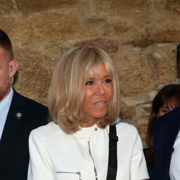 Emmanuel Macron, président de la République Française, et la Première dame Brigitte Macron (avec une attelle au bras droit) arrivent à la mairie de Bormes-les-Mimosas où ils sont accueillis par François Arizzi (maire de Bormes-les-Mimosas) lors de la cérémonie de commémoration du 75ème anniversaire de la libération de la ville de Bormes-les-Mimosas, le 17 août 2019. © Dominique Jacovides/Bestimage