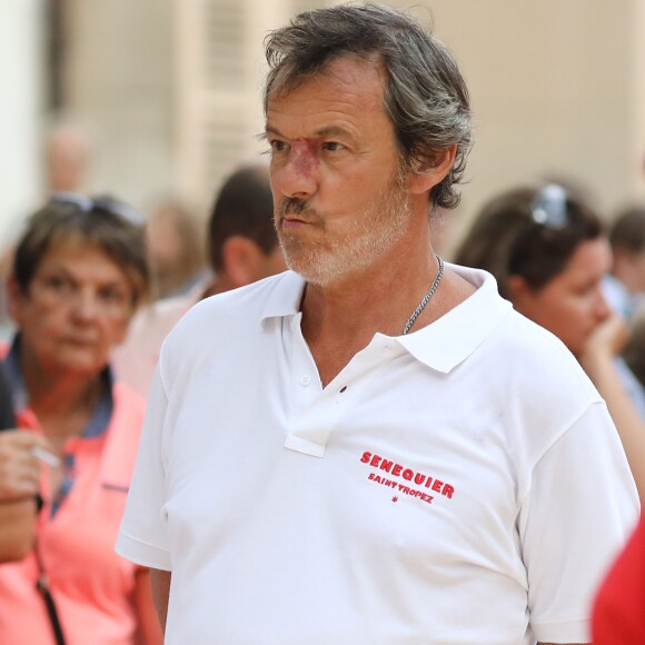 Jean-Luc Reichmann lors du trophée de pétanque "Sénéquier 209" sur la place des Lices à Saint-Tropez, Côte d'Azur, France, le 22 août 2019.