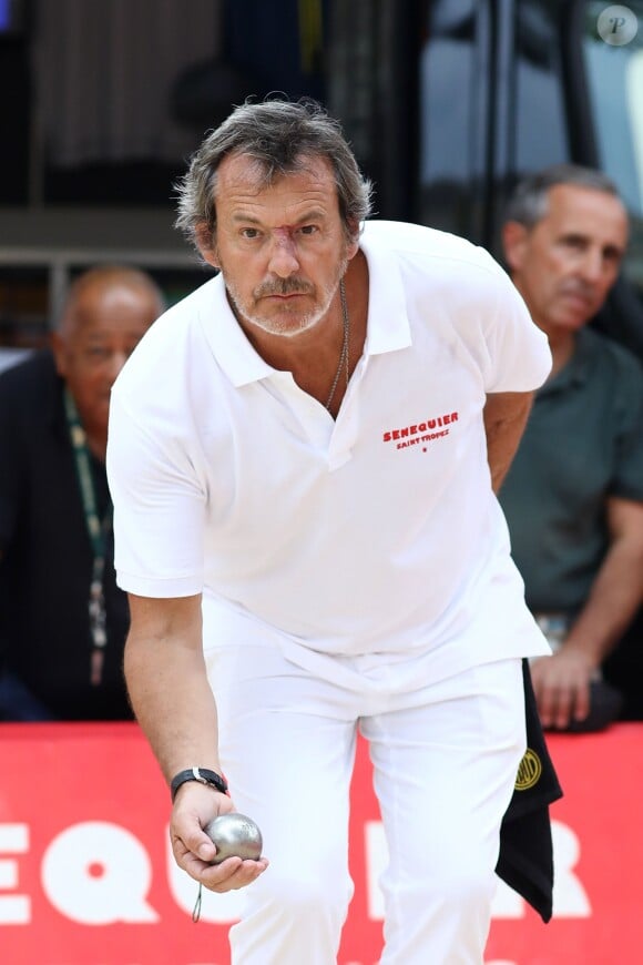 Jean-Luc Reichmann lors du trophée de pétanque "Sénéquier 209" sur la place des Lices à Saint-Tropez, Côte d'Azur, France, le 22 août 2019.