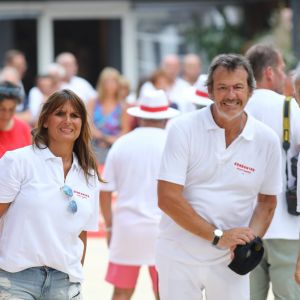 Nathalie et Jean-Luc Reichmann lors du trophée de pétanque "Sénéquier 209" sur la place des Lices à Saint-Tropez, Côte d'Azur, France, le 22 août 2019.