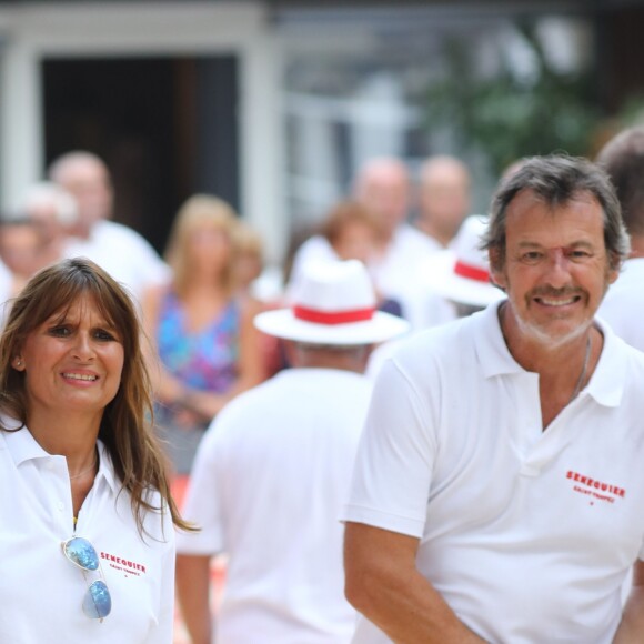 Nathalie et Jean-Luc Reichmann lors du trophée de pétanque "Sénéquier 209" sur la place des Lices à Saint-Tropez, Côte d'Azur, France, le 22 août 2019.