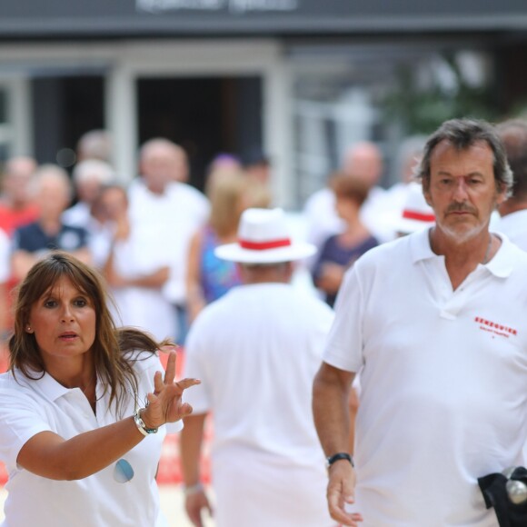 Nathalie et Jean-Luc Reichmann lors du trophée de pétanque "Sénéquier 209" sur la place des Lices à Saint-Tropez, Côte d'Azur, France, le 22 août 2019.