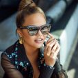 Chrissy Teigen pose pour sa collection de lunettes de soleil de la marque australienne Quay le 20 août 2019.