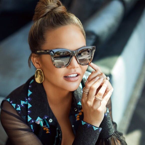 Chrissy Teigen pose pour sa collection de lunettes de soleil de la marque australienne Quay le 20 août 2019.