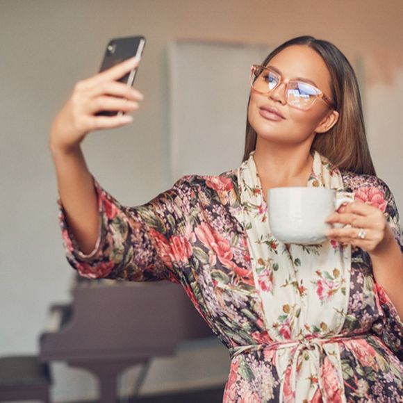 Chrissy Teigen pose pour sa collection de lunettes de soleil de la marque australienne Quay le 20 août 2019.