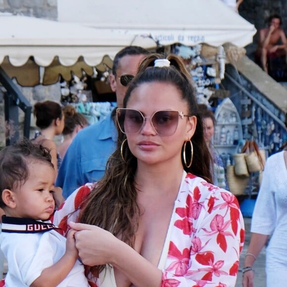 John Legend et Chrissy Teigen en vacances en famille avec leurs enfants à Porto Venere, le 4 juillet 2019. Promenade et dégustation de glaces sont au programme de ce séjour sous le soleil italien. Porto Venere. 4 juillet 2019.