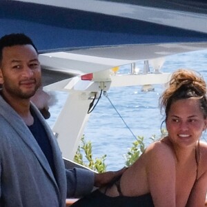 Le chanteur américain John Legend profite de la chaleur italienne sur son somptueux yacht avec sa femme Chrissy Teigen et sa famille à Portovenere, le 4 juillet 2019.