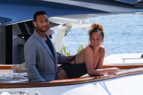 Le chanteur américain John Legend profite de la chaleur italienne sur son somptueux yacht avec sa femme Chrissy Teigen et sa famille à Portovenere, le 4 juillet 2019.
