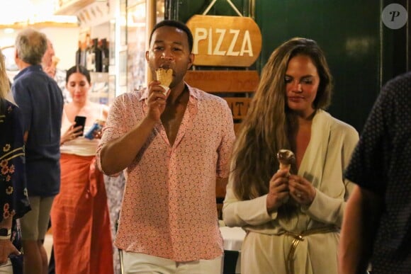 John Legend et sa femme Chrissy Teigen passent leurs vacances sur un yacht à Portofino en Italie le 2 juillet 2019.