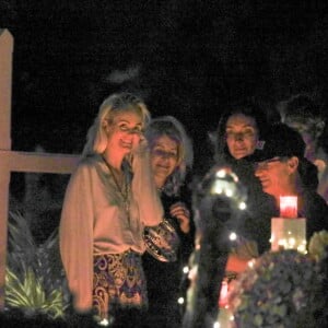 Exclusif- Arrivée samedi 16 février 2019 à Saint-Barthélemy pour les vacances scolaires des filles, Laeticia Hallyday est venue se recueillir sur la tombe de Johnny avec ses filles Jade et Joy, sa mère Françoise Thibaut et Jean Reno avec sa femme Zofia Borucka au cimetière marin de Lorient à Saint-Barthélemy.