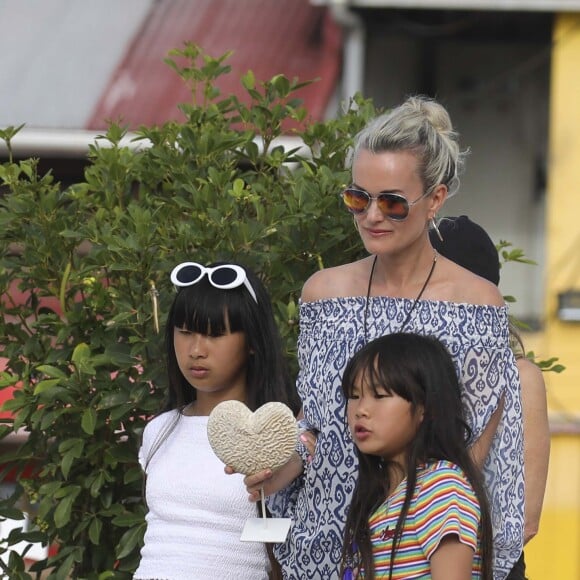 Laeticia Hallyday, ses filles Jade et Joy et Sylviane (la nounou) sont allées se recueillir sur la tombe de Johnny Hallyday au cimetière marin de Lorient à Saint-Barthélemy, le 16 avril 2018.