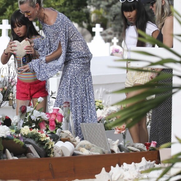 Laeticia Hallyday, ses filles Jade et Joy et Sylviane (la nounou) sont allées se recueillir sur la tombe de Johnny Hallyday au cimetière marin de Lorient à Saint-Barthélemy, le 16 avril 2018.