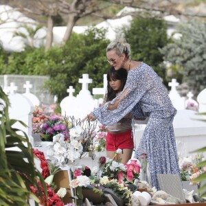 Laeticia Hallyday, ses filles Jade et Joy et Sylviane (la nounou) sont allées se recueillir sur la tombe de Johnny Hallyday au cimetière marin de Lorient à Saint-Barthélemy, le 16 avril 2018.