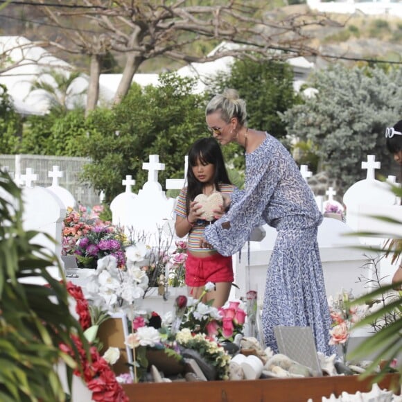 Laeticia Hallyday, ses filles Jade et Joy et Sylviane (la nounou) sont allées se recueillir sur la tombe de Johnny Hallyday au cimetière marin de Lorient à Saint-Barthélemy, le 16 avril 2018.
