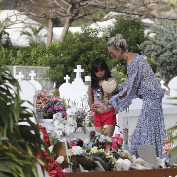 Laeticia Hallyday, ses filles Jade et Joy et Sylviane (la nounou) sont allées se recueillir sur la tombe de Johnny Hallyday au cimetière marin de Lorient à Saint-Barthélemy, le 16 avril 2018.