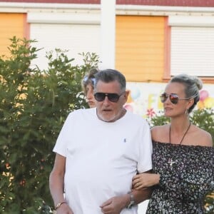 Laeticia Hallyday, Jean-Claude Camus - Laeticia Hallyday s'est recueillie sur la tombe de Johnny Hallyday avec Jen-Claude Camus accompagné de sa fille Isabelle et de son petit-fils Joalukas au cimetière de Lorient à Saint-Barthélemy le 24 avril 2018.