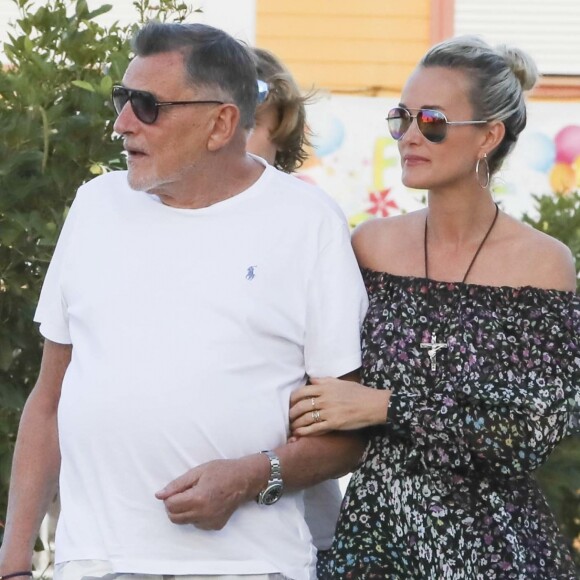 Laeticia Hallyday, Jean-Claude Camus - Laeticia Hallyday s'est recueillie sur la tombe de Johnny Hallyday avec Jen-Claude Camus accompagné de sa fille Isabelle et de son petit-fils Joalukas au cimetière de Lorient à Saint-Barthélemy le 24 avril 2018.